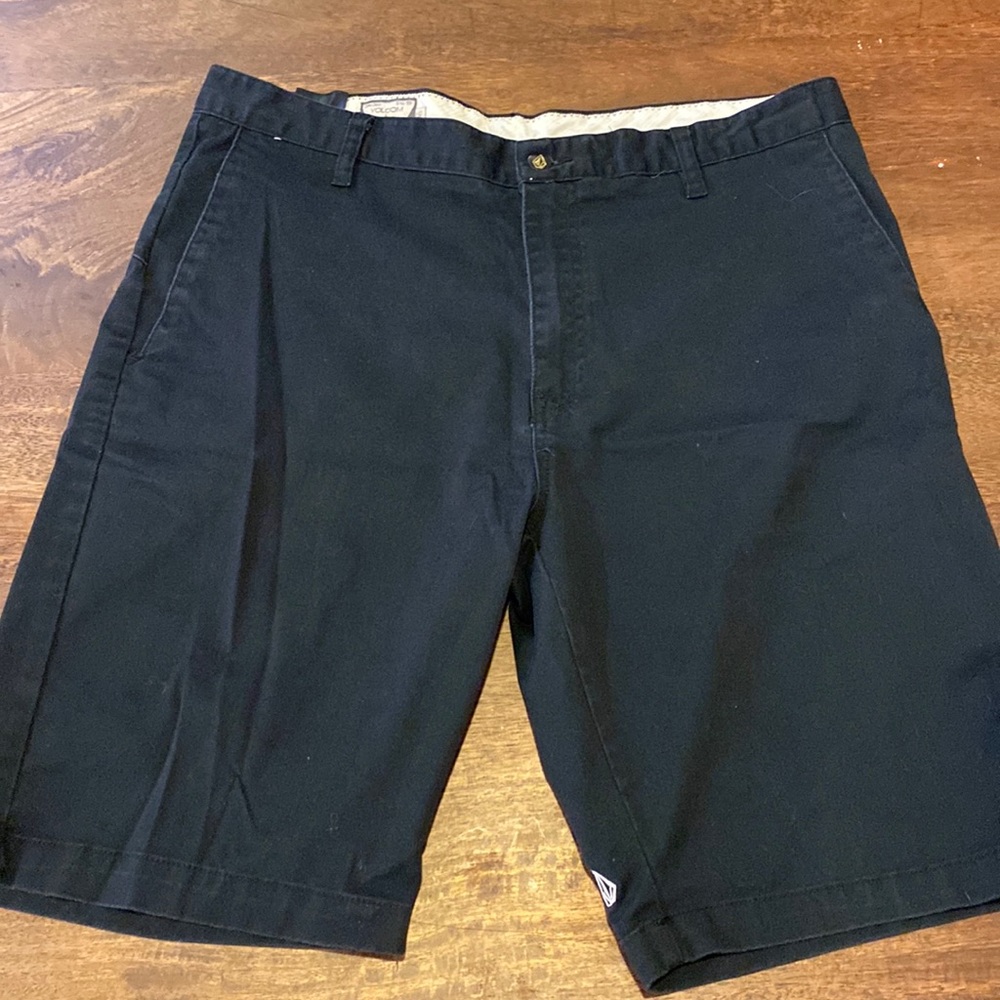 Volcom black walking shorts euc